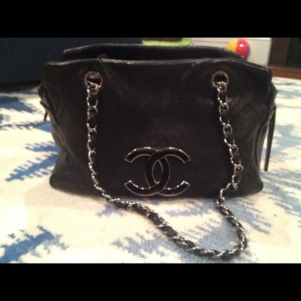 COPY - Authentic Chanel Handbag with Silver chain…